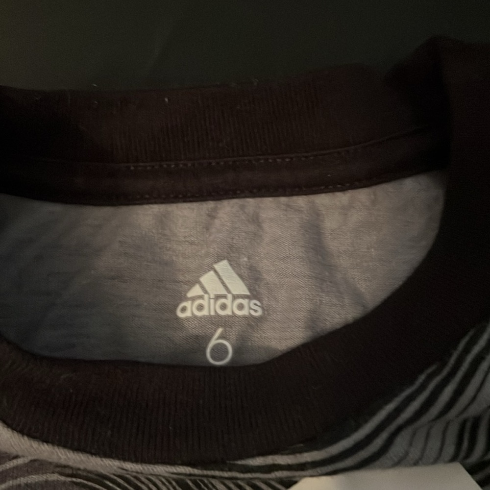 Adidas boys size 6 - Picture 2 of 4
